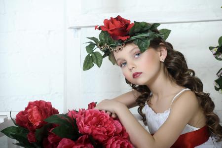 漂亮的小女孩，在她头上的玫瑰花环