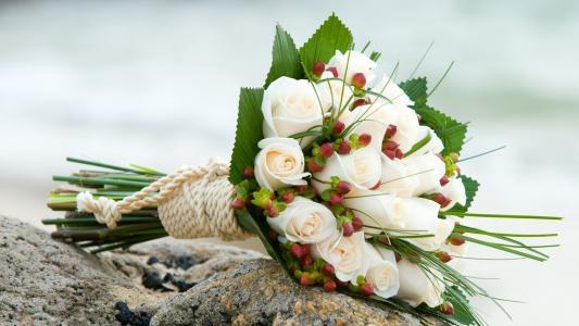 在婚礼花束中的白玫瑰