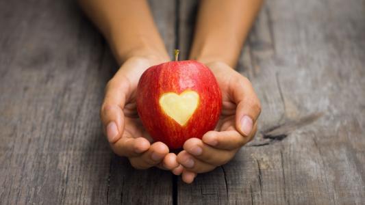 苹果在手中的心脏