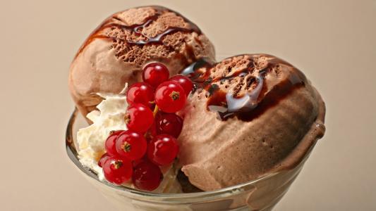 巧克力冰淇淋与红醋栗