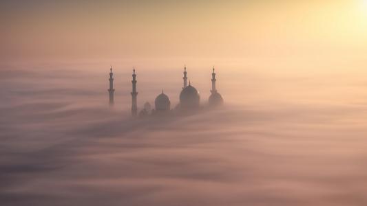 清真寺的尖塔从雾中看出来