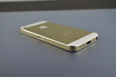 Iphone 5S在灰色的桌子上