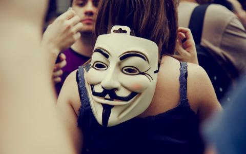 面具Anonymus在女孩的背面