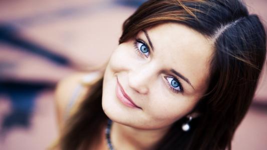 一个女孩，蓝色的眼睛的肖像