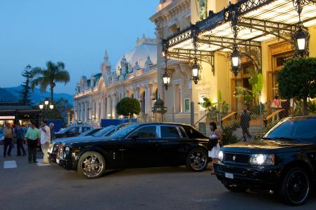 在一个赌场附近的昂贵的汽车在蒙地卡罗，法国