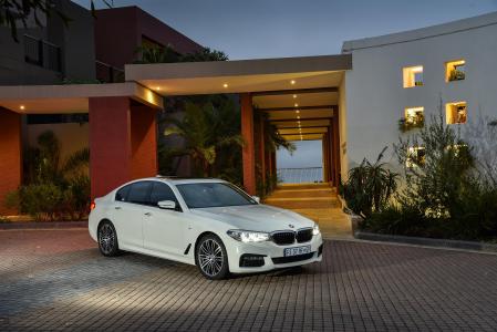 白色汽车BMW 530d轿车M体育，2017年在房子里