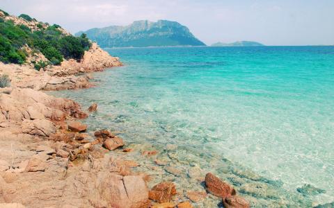 撒丁岛，意大利岛上的岩石海岸