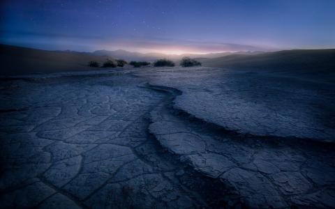死亡谷在晚上，加利福尼亚州