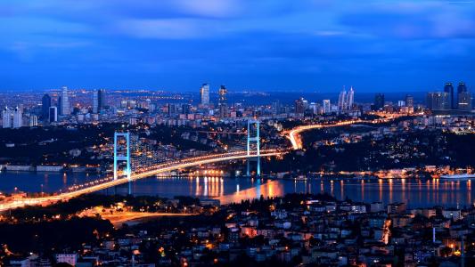 土耳其伊斯坦布尔夜市的全景