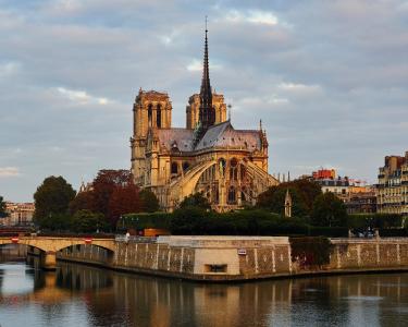 巴黎圣母院大教堂在水，法国附近的看法