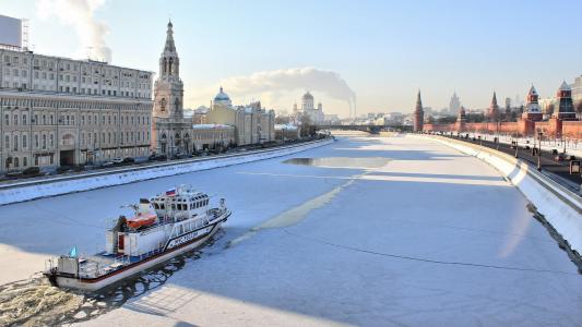 雪在莫斯科河上