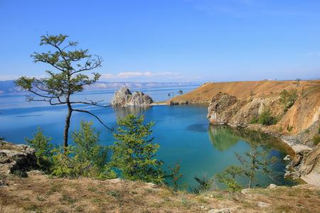 在风景如画的贝加尔湖，俄罗斯清水附近的石头悬崖