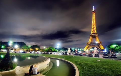 艾菲尔铁塔在晚上巴黎