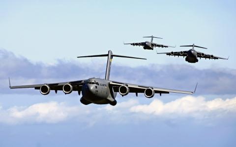 三架运输机C-17 Globmaster