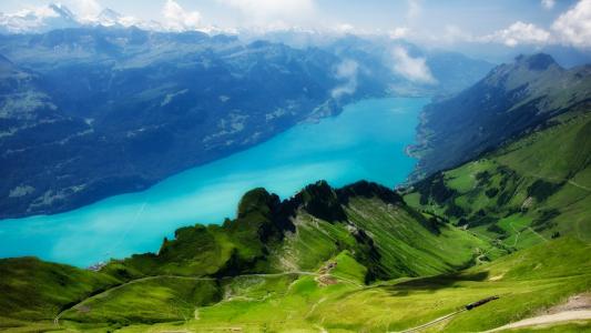 在山中的蓝色湖在阿尔卑斯山