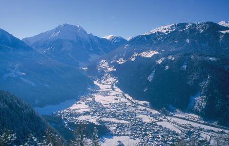 迈尔霍芬，奥地利滑雪胜地的冬季全景