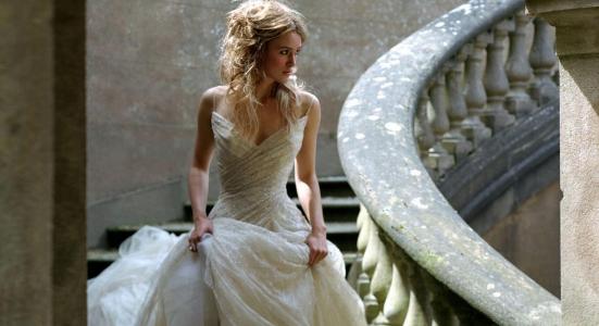 凯拉·奈特利（Kaira Knightley）穿着白色连衣裙的女孩走下楼梯