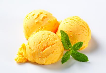 水果冰淇淋三个球用薄荷叶在白色背景上