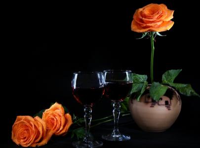 玫瑰和眼镜与酒