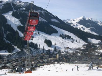 在萨尔巴赫辛特格兰滑雪胜地，奥地利的滑雪缆车