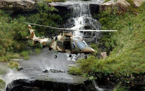 在瀑布的军用直升机