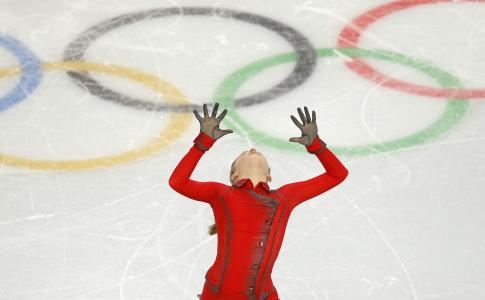 在索契奥运会的背景下的花样滑冰运动员