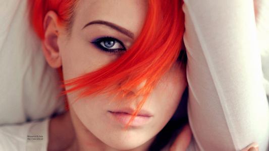 橙色的头发在女孩的脸上