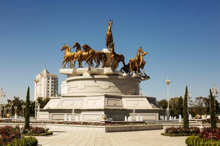 阿什伽巴特市的骑马雕像