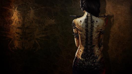 一个女孩的背上的脊椎纹身图片
