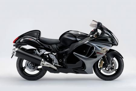 新路上的摩托车铃木GSX 1300 R