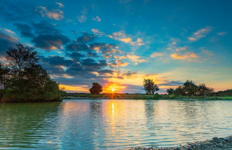 在天空中的日落反映在湖水中
