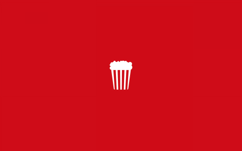 在电影院，红色背景的爆米花