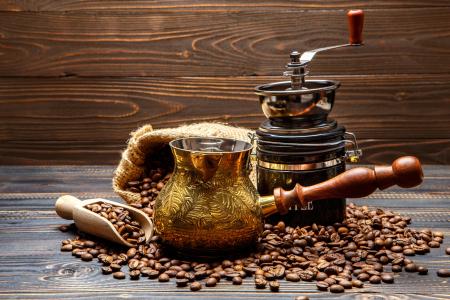 Turka咖啡和咖啡豆在桌子上