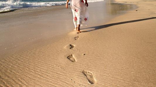 赤脚在沙滩上的脚印