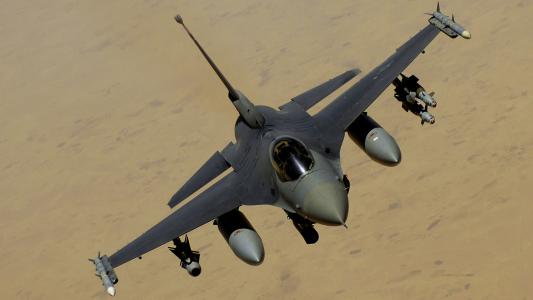 军用飞机F-16全副武装