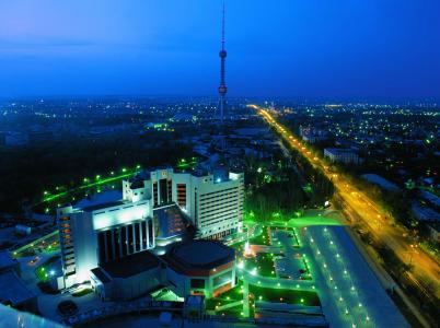 塔什干和塔什干电视塔在黄昏的视图