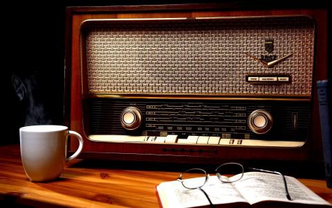 一台旧收音机和一本书