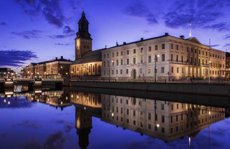 在哥德堡市美丽的老建筑反映在河，瑞典