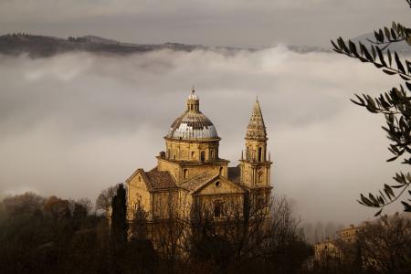 在锡耶纳，意大利雾背景的大教堂