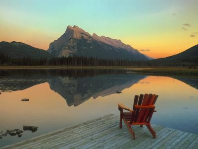 躺椅在湖边，加拿大班夫