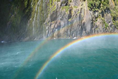 彩虹在新西兰米尔福德峡湾