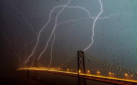 雷雨期间闪电击中桥梁