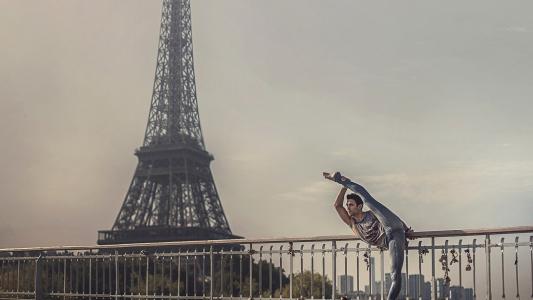 艾菲尔铁塔的背景上的体操运动员