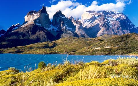 安第斯山脉在阳光下，智利的山