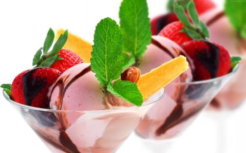 草莓和薄荷叶冰淇淋球