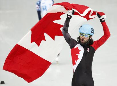 加拿大金牌得主查尔斯·阿伦（Charles Amlen）在索契奥运会短道速滑比赛中获得冠军