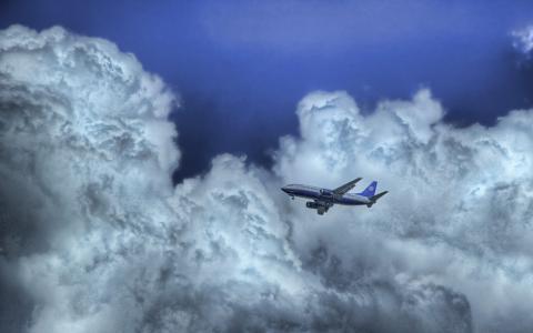 在云层之上的飞行