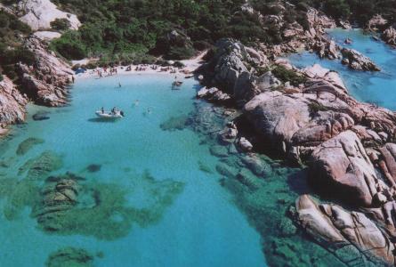 意大利Costa Smeralda泻湖的透明水