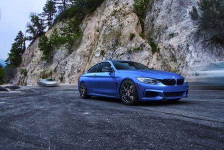 蓝色BMW M4以岩石为背景