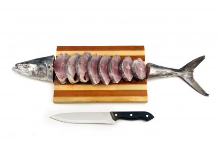 在一个木板上用刀的新鲜鱼片